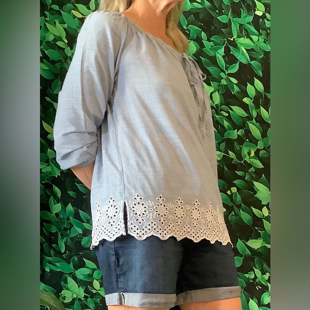 💠 NYDJ Chambray Embroidered Blouse – Scalloped Hem, 3/4 Sleeve – Size S - Picture 4 of 6